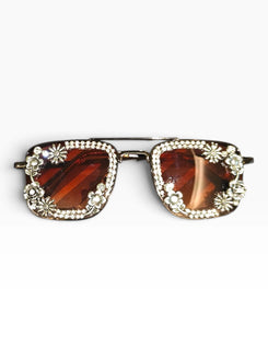 Brown tint crystal glares on model, Cunei India