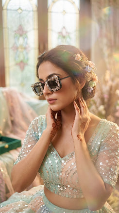 Black tint pearl glares on festive look, Cunei India