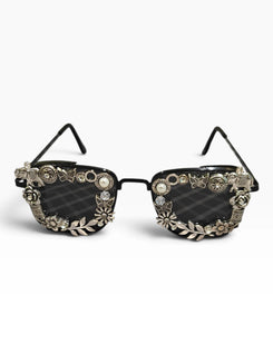 Black tint pearl glares on model, Cunei India