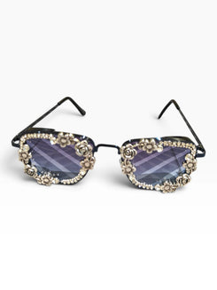 Blue tint silver glares on model, Cunei India