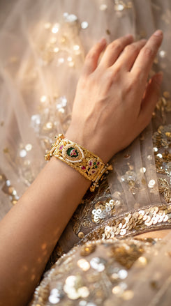Green and Red Pearl Ethnic Bracelet Watch detail, Cunei India