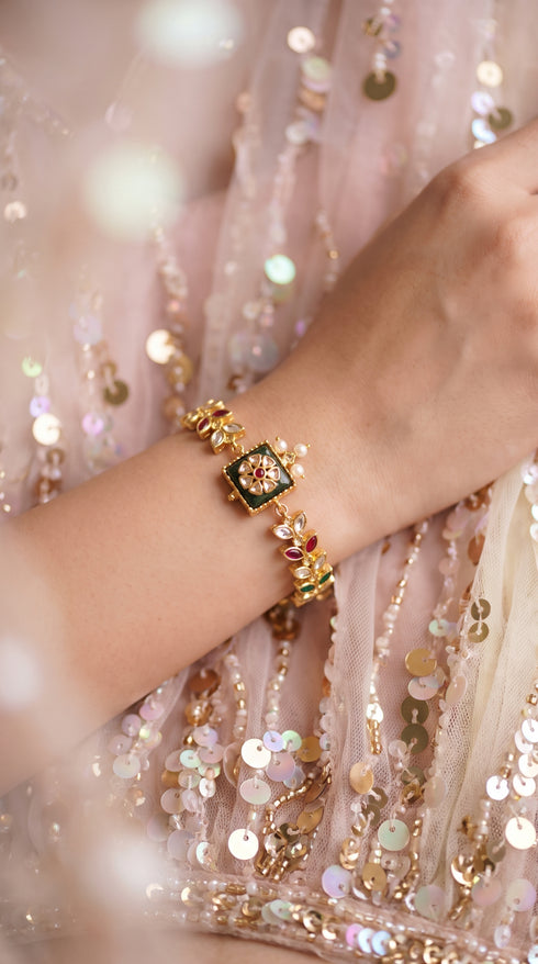 Red, Green, and White Kundan Leaf Bracelet detail, Cunei India