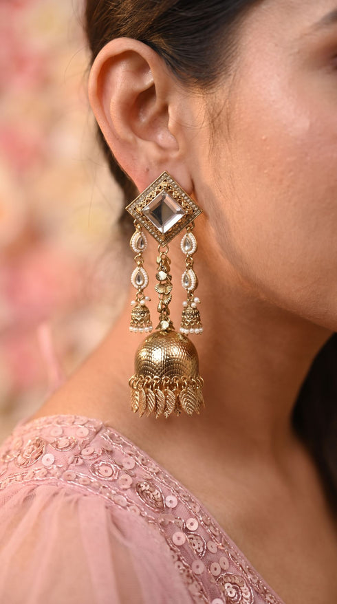 Square white kundan hanging earrings for women, Cunei India